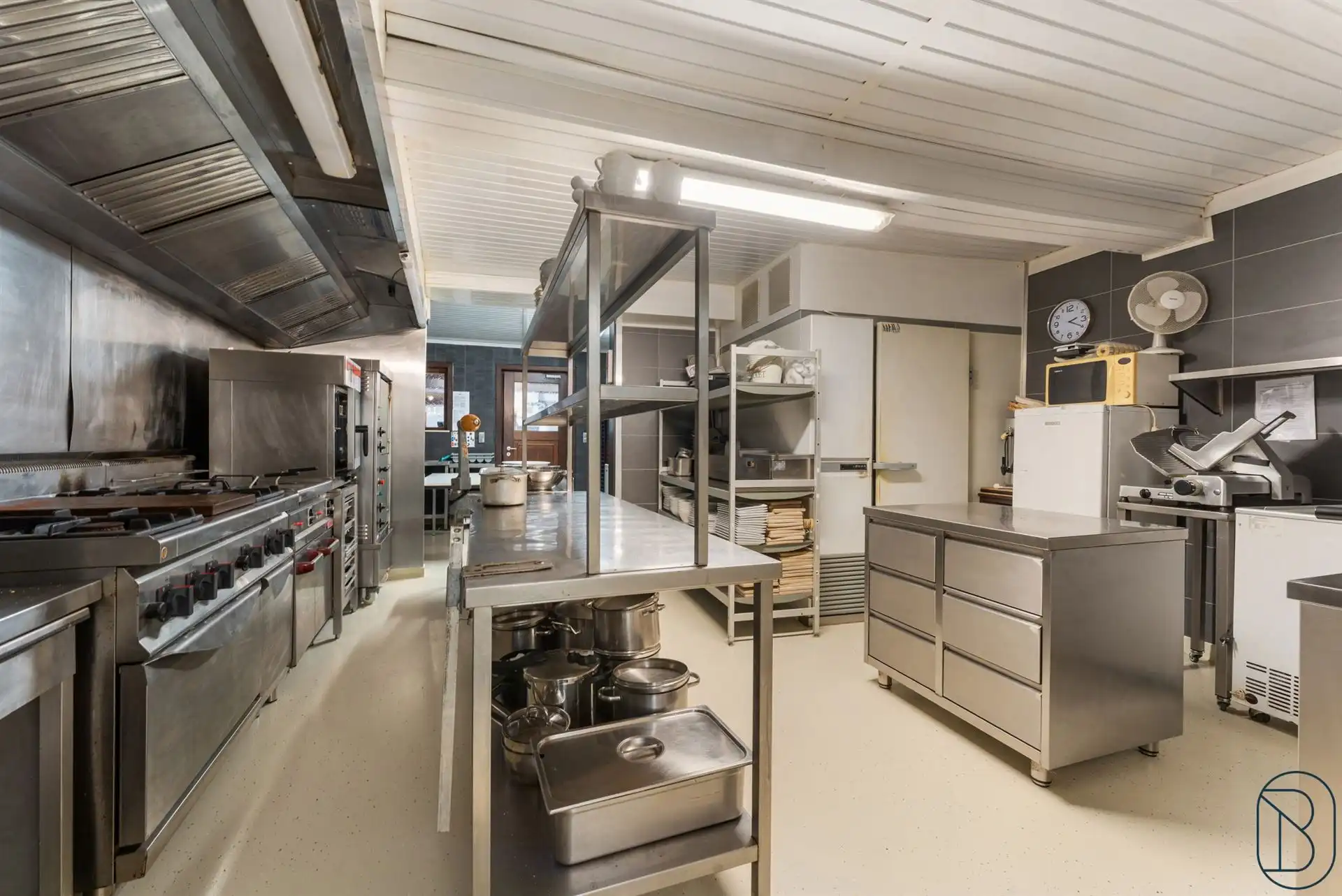 Goedgelegen charmante eigendom met veel potentieel! foto 11