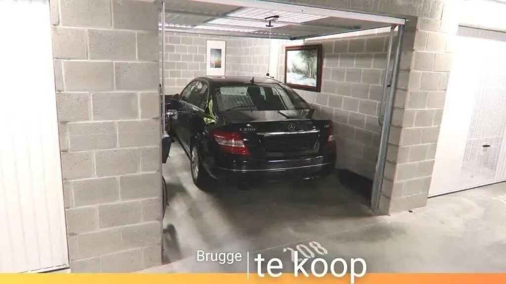 Gesloten GARAGEBOX te koop in Brugge foto {{pictureIndex}}