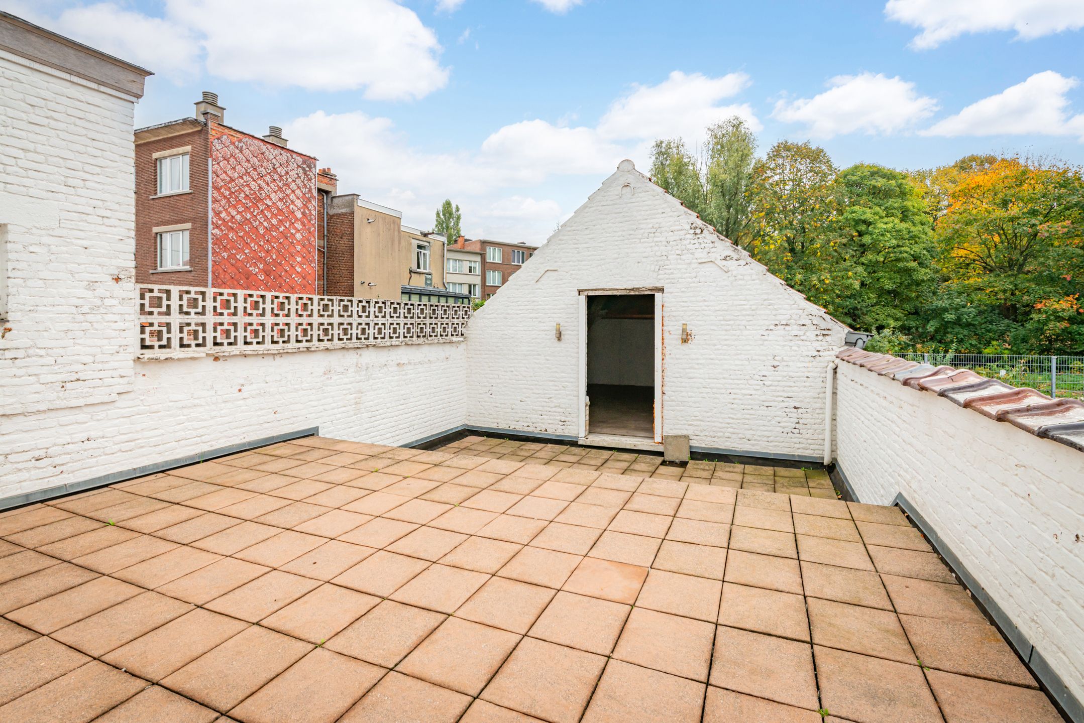 Gebouw met 3 appartementen en opslag te koop foto 8