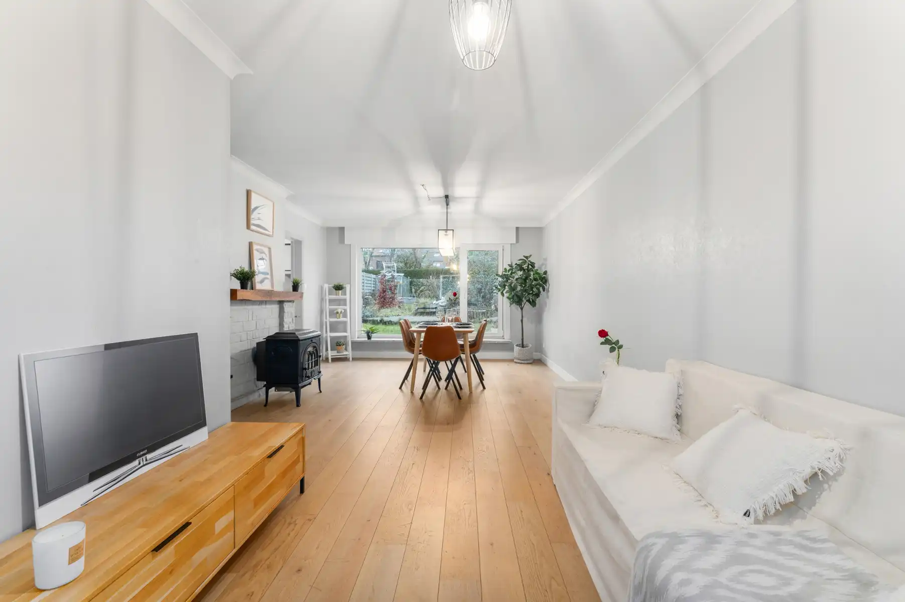 Rustig gelegen woning met garage en tuin foto 5