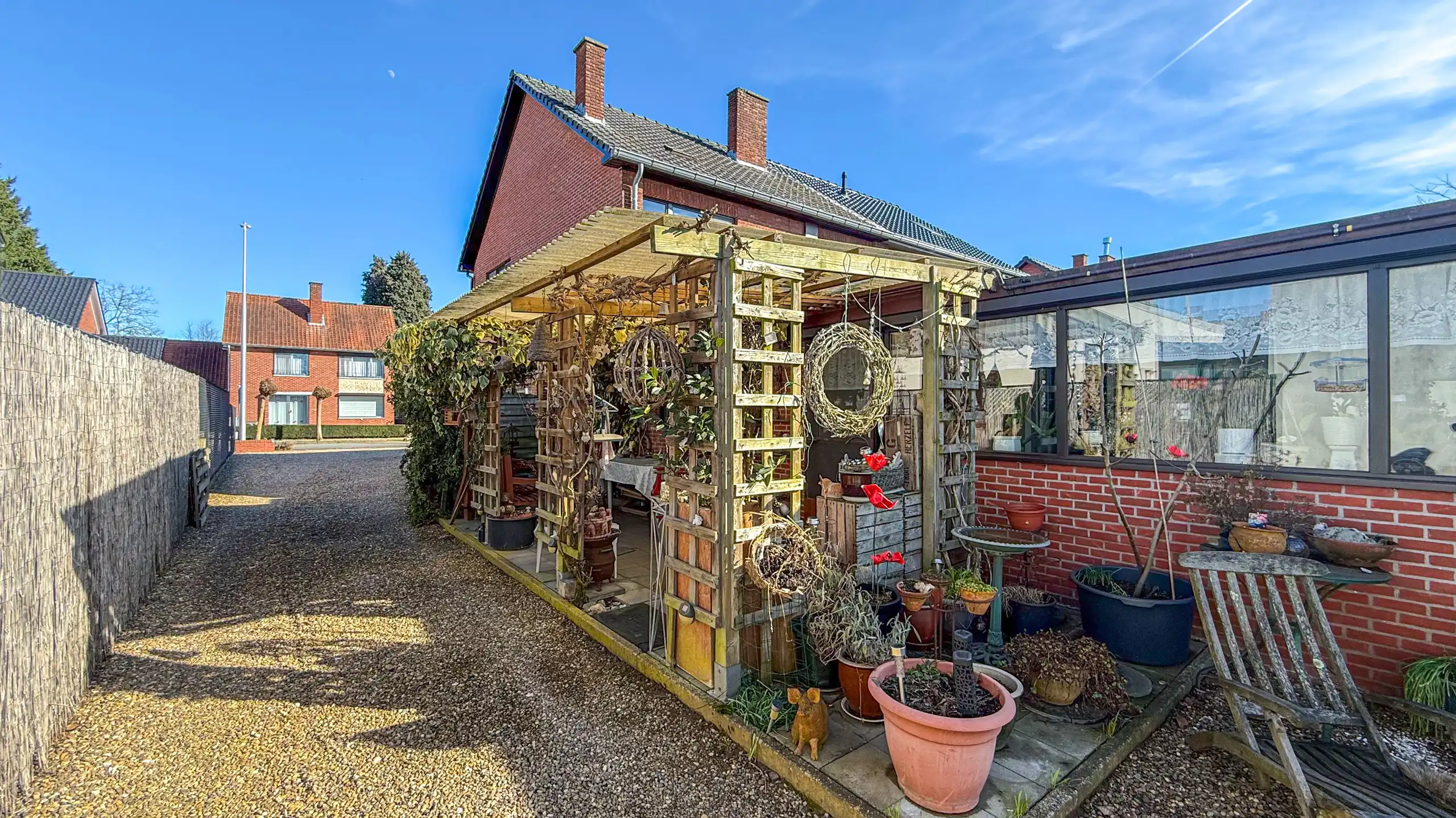Ruime gezinswoning met zeer grote garage of opslagruimte! foto 31