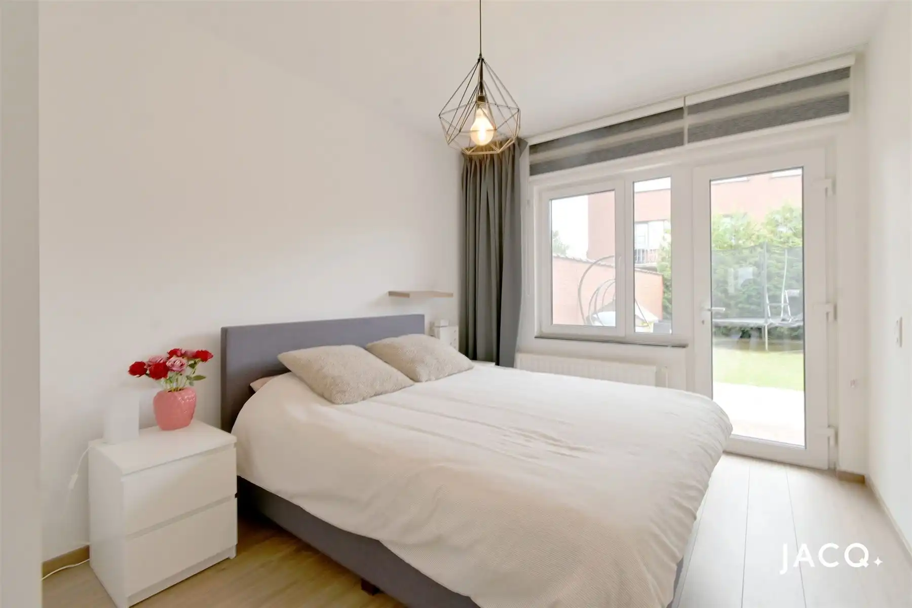 Sfeervol gelijkvloers appartement met zonnige tuin foto 9