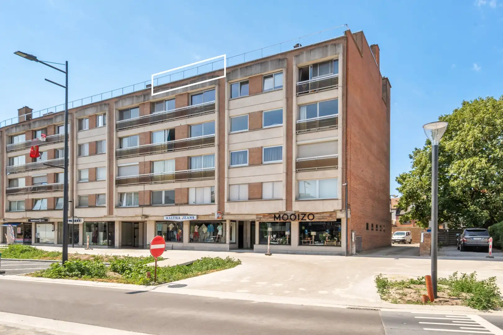 Instapklaar dakappartement met 2 terrassen in centrum Bree foto {{pictureIndex}}