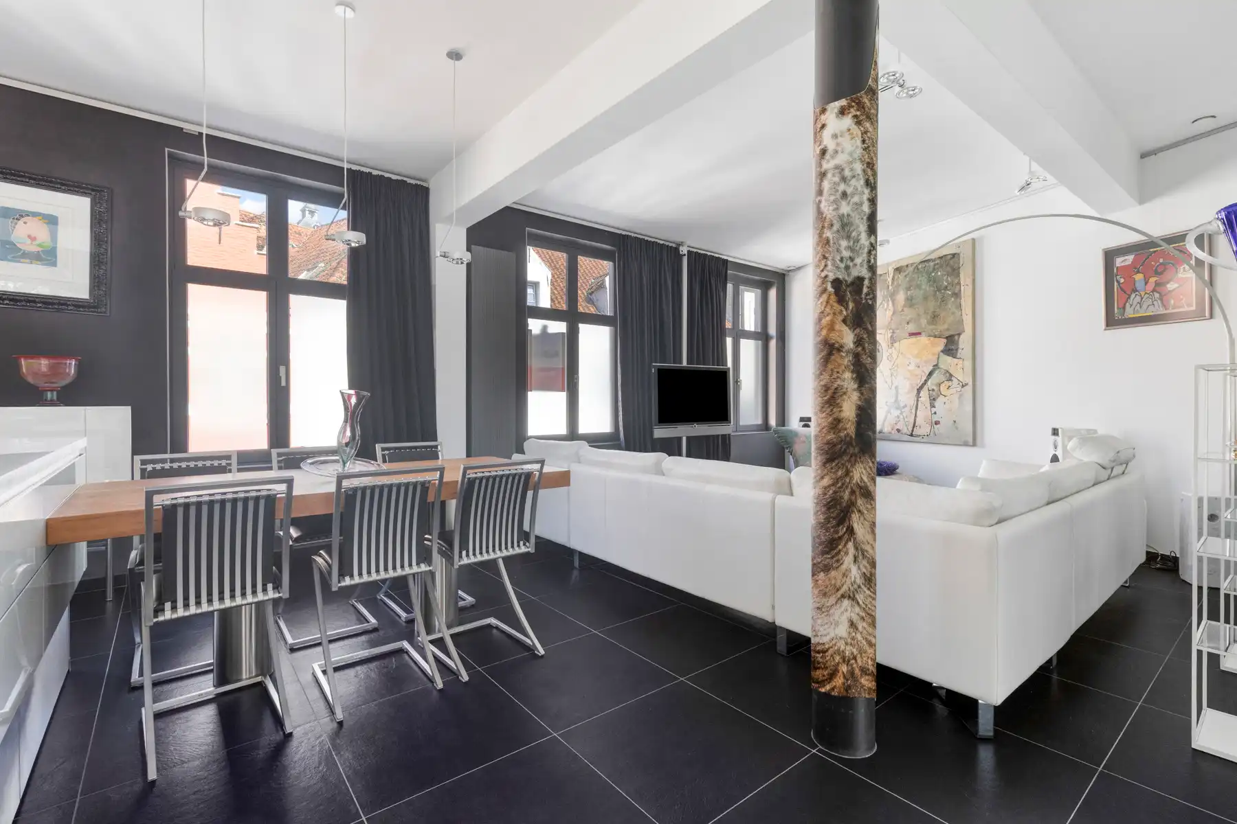 Gerenoveerde (2010) burgerwoning met dubbele garage foto 5