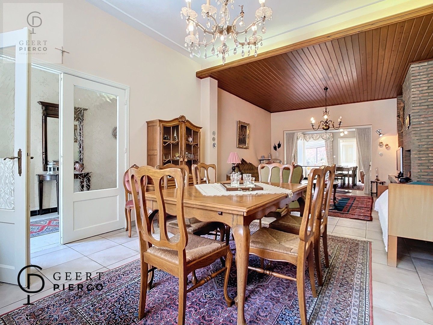 Gezellige woning met ruime tuin foto 2