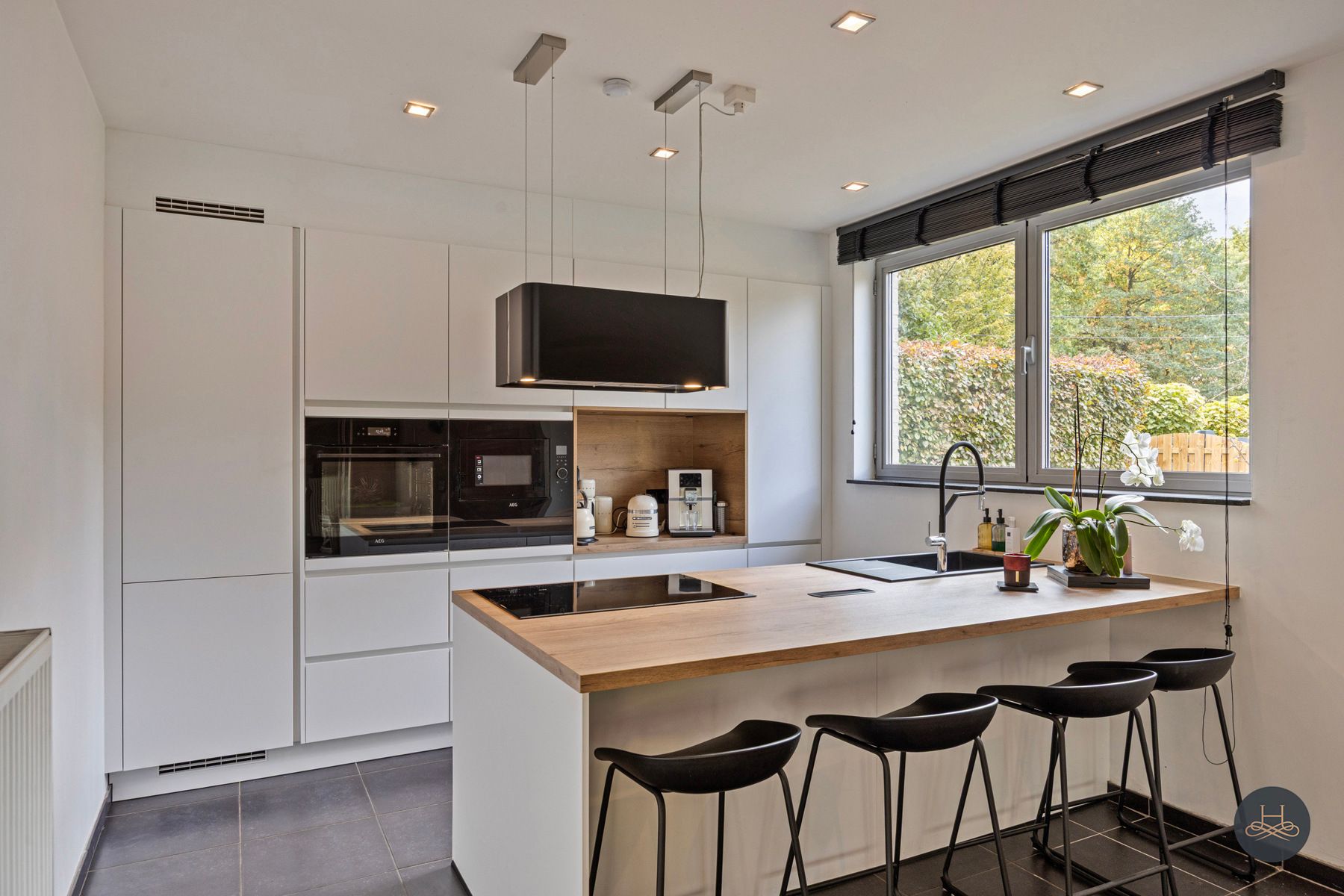 Ruime gezinswoning met zwembad in groene, rustige omgeving foto 19