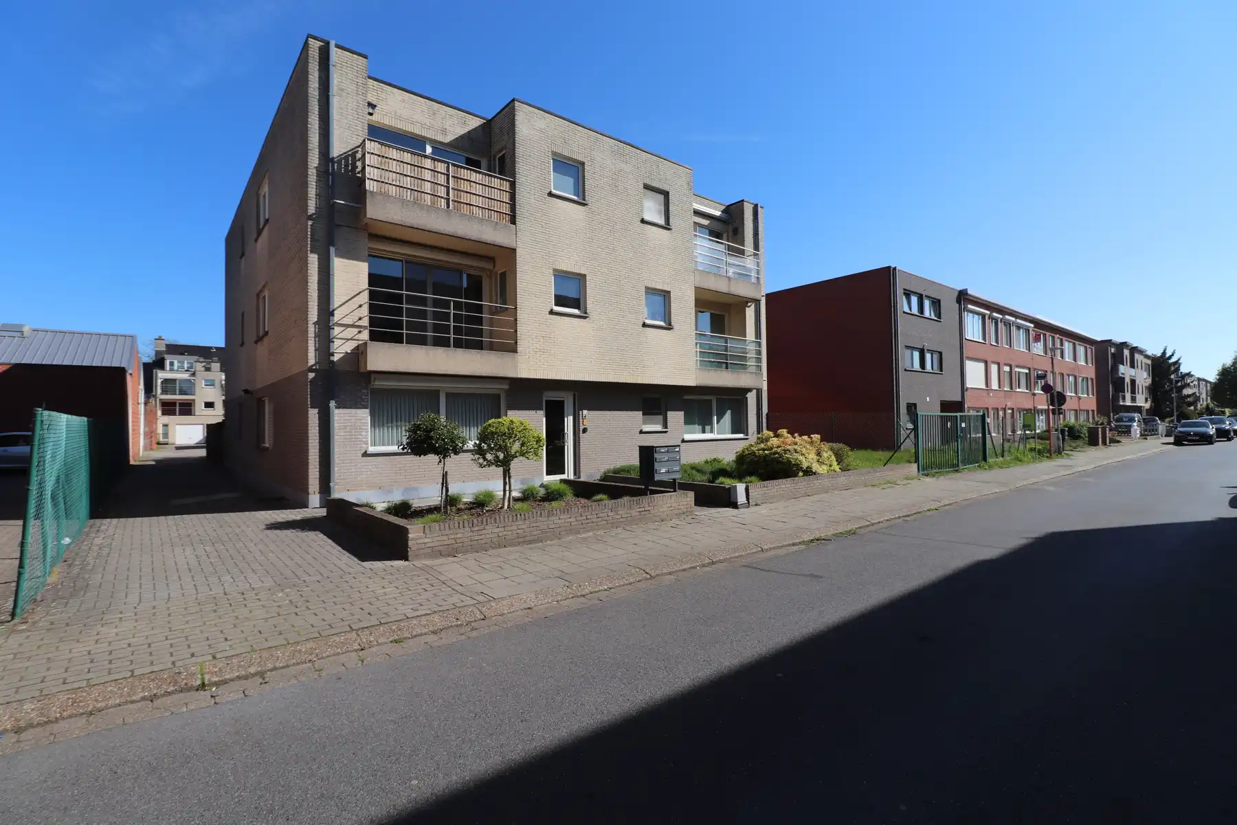 Ruim 2-slaapkamerappartement met terras en lift op de 1ste verdieping links met garage foto 15
