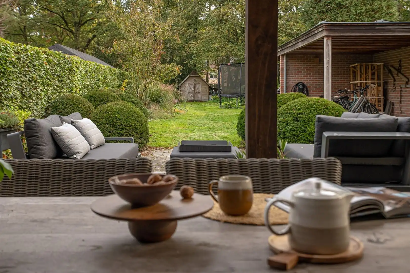 Sfeervolle gezinswoning met overdekt terras en groene tuin foto 16