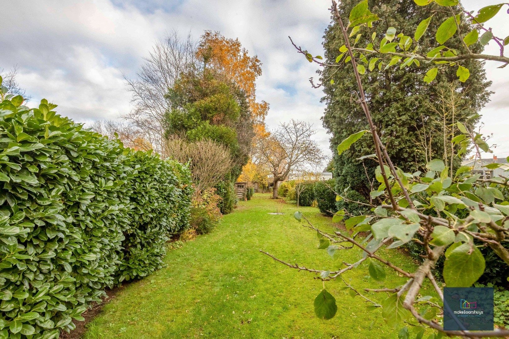 Verzorgde halfopen bebouwing met grote tuin en carport  foto 25