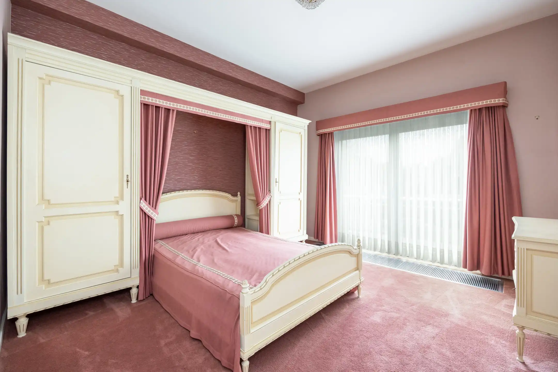 Uitzonderlijk groot gebouw met appartement en handelsruimte foto 12