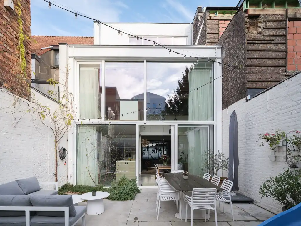 Prachtig gerenoveerde (Volt Architecten) interbellumwoning met vier slaapkamers, twee badkamers en zonnige stadstuin nabij de Bijloke. foto 10