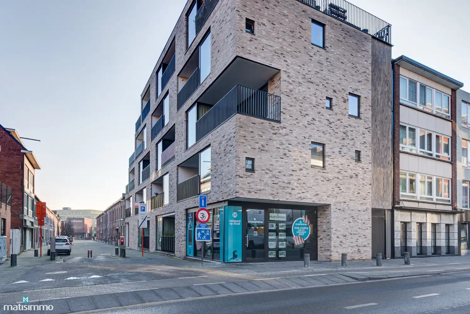 INSTAPKLAAR HANDELSPAND/KANTOORRUIMTE MET EEN UITSTEKENDE LIGGING TE HASSELT foto {{pictureIndex}}