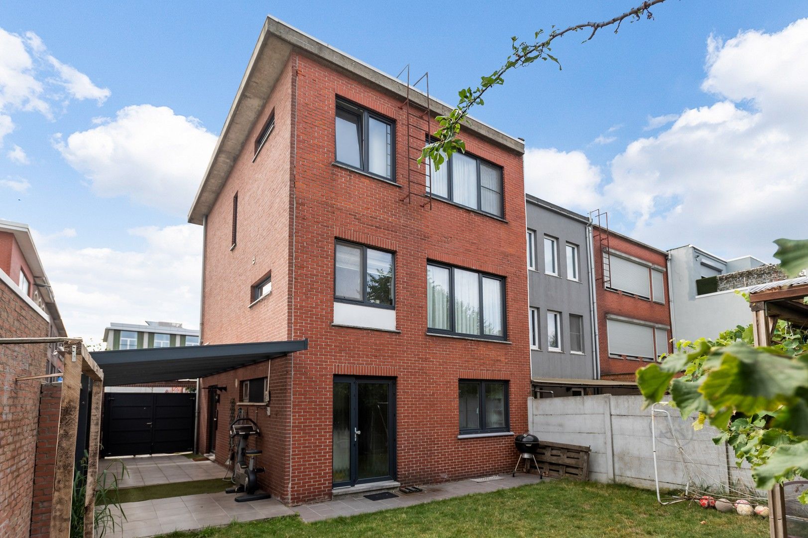 Ruime bel-étage met 4 slaapkamers en gezellige tuin foto 16