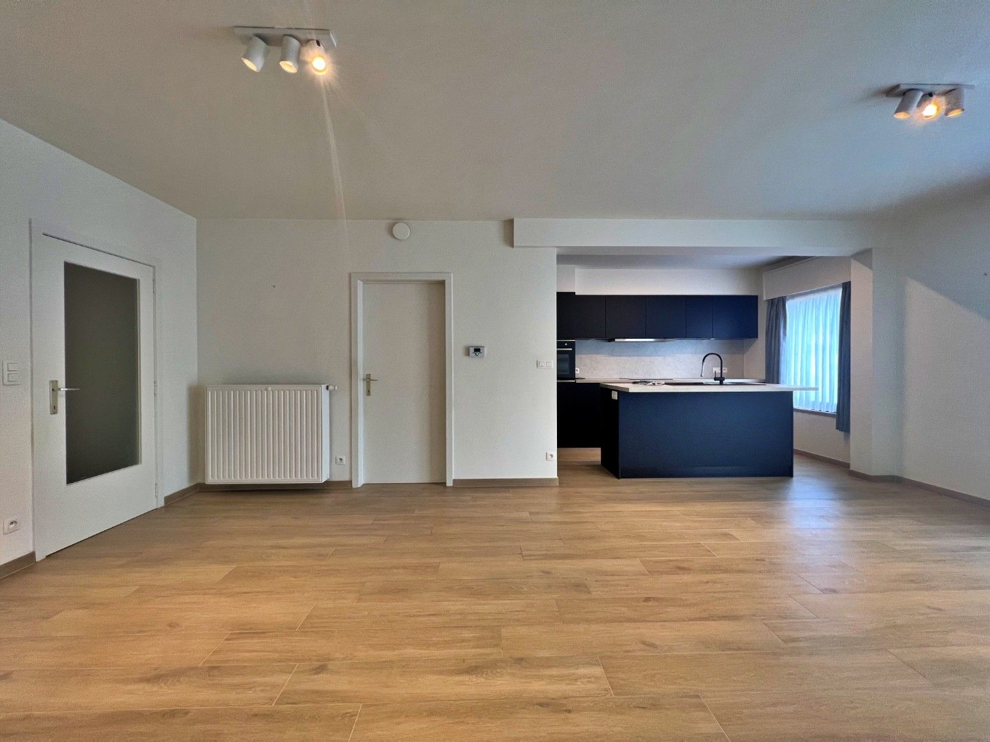 Vernieuwd gelijkvloers appartement met tuin en garage – Evergemsesteenweg 119, Wondelgem 🌿🚲 foto {{pictureIndex}}