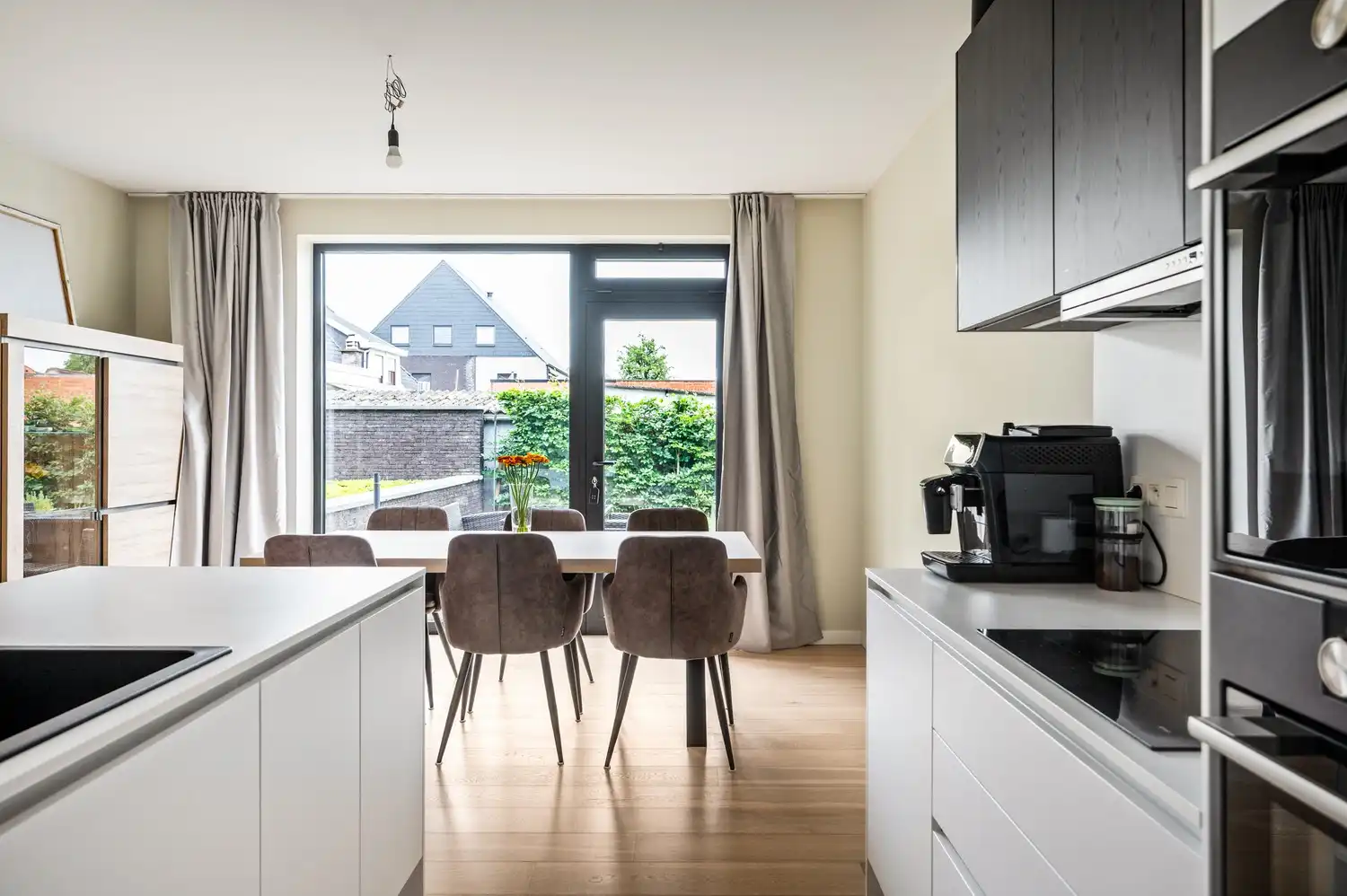 Gelijkvloers energiezuinig app. met 2 slpkrs, 2 terrassen en garagebox foto 8