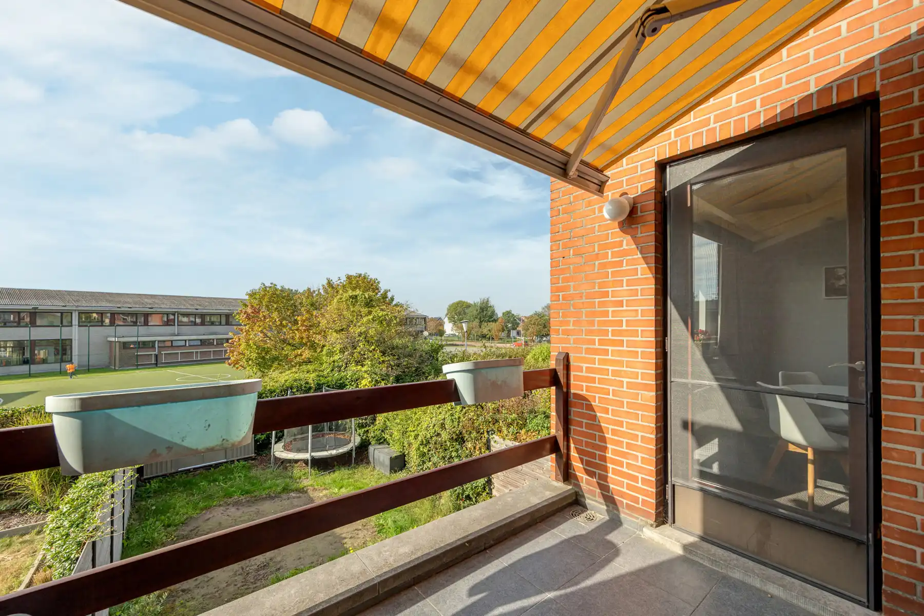 Ruime woning met 3 aangename slaapkamers, garage en tuin foto 9