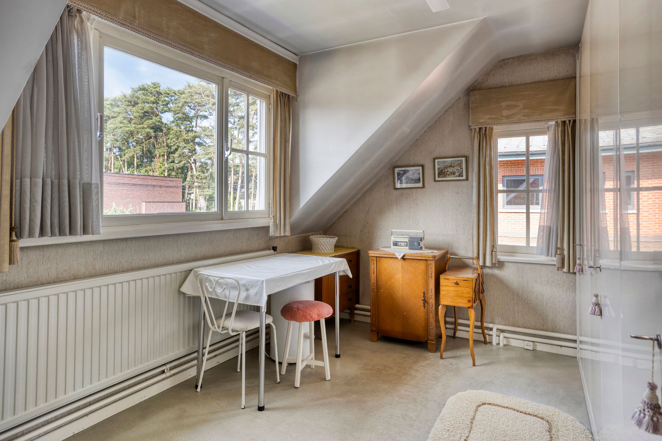 Te renoveren woning met veel potentieel foto 17