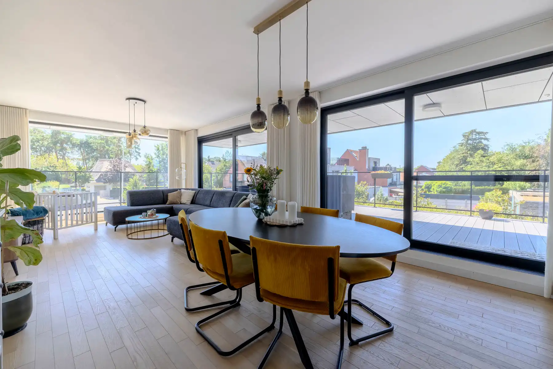 Ruim appartement met 2 slpks, terras van 71m2 en 2 staanplaatsen foto 3