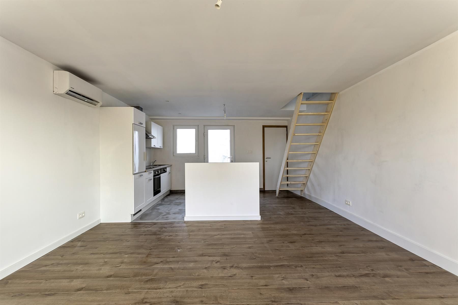 Totaal gerenoveerde woning met koer en voortuin. foto 3