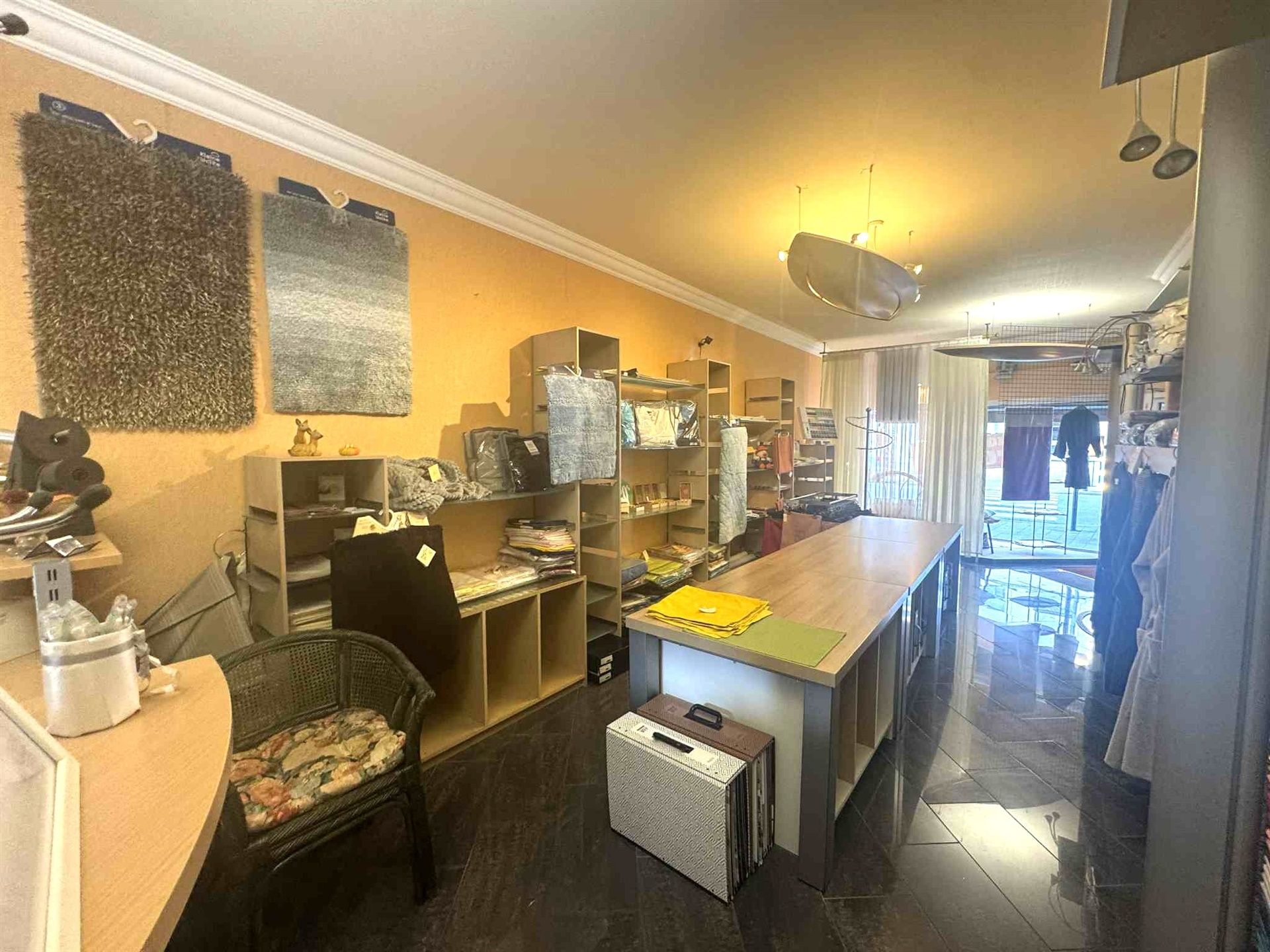 Gelijkvloerse handelsruimte met terras/tuin te huur RUE DE WAND. foto 2