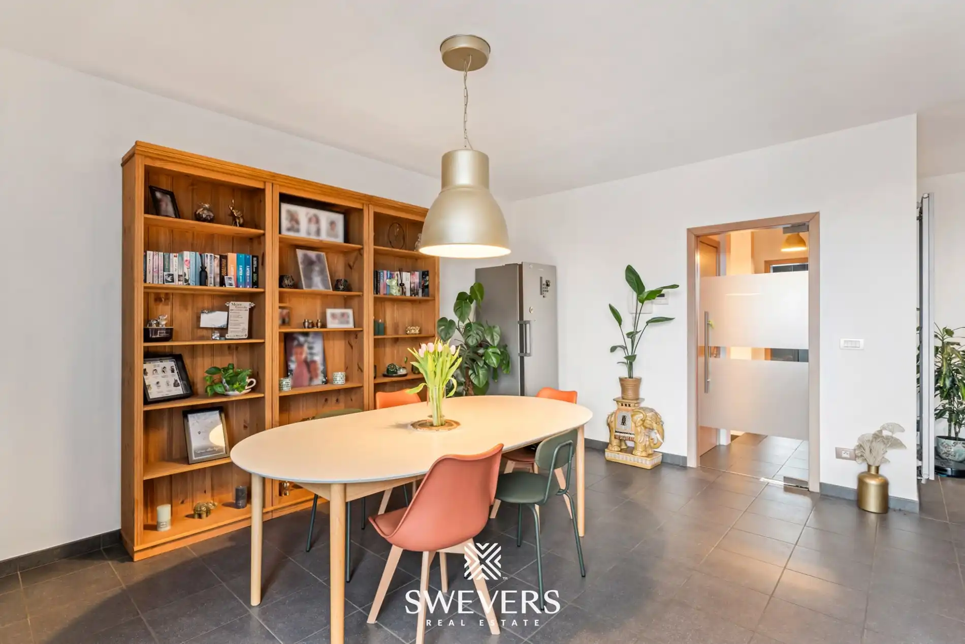 Zonnige bel-etage met dubbele garage en groot terras vlakbij het centrum van Heusden foto 9