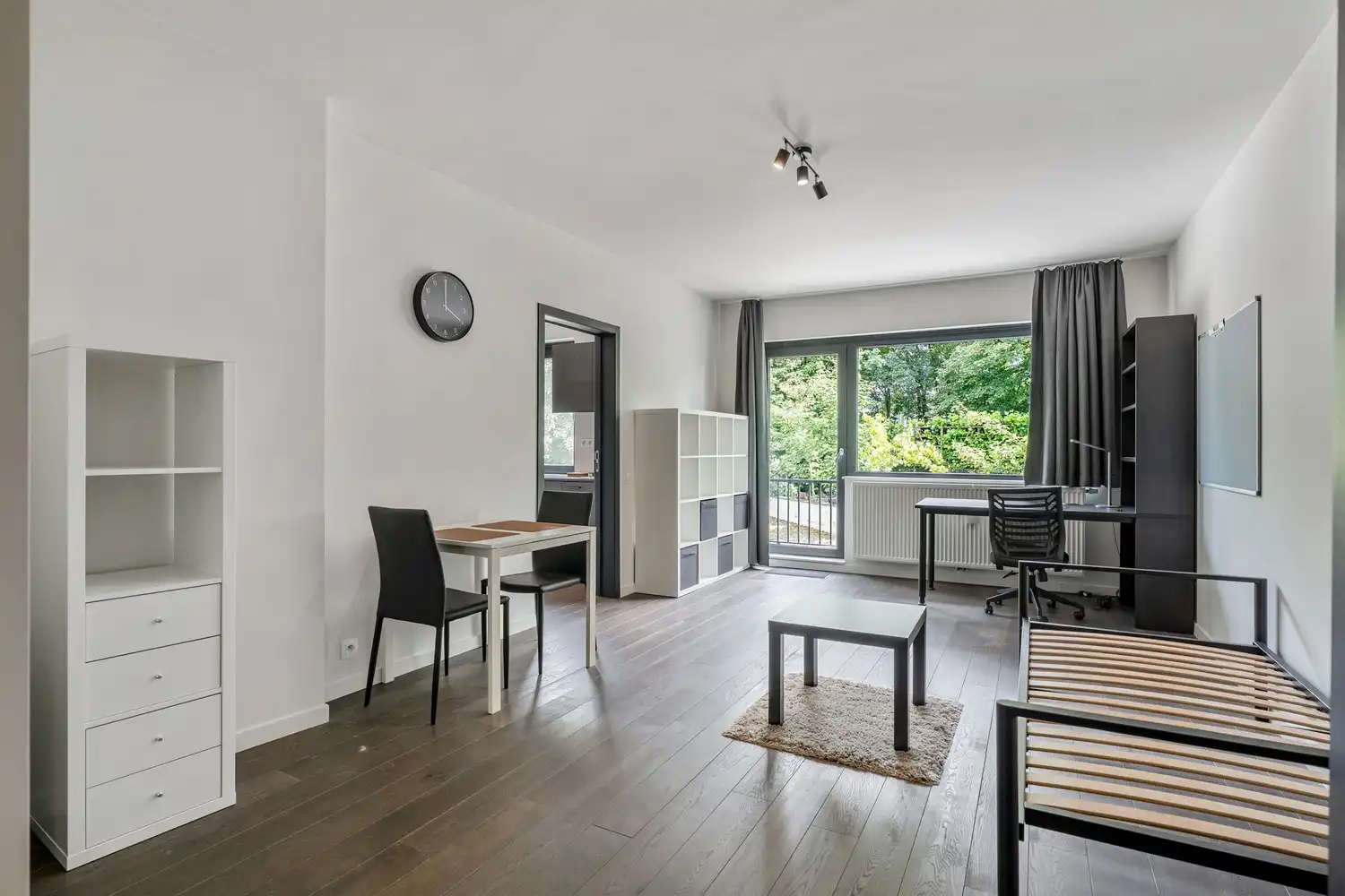 Prachtig gerenoveerde en gemeubelde studio met een terras, een kelder en een autostaanplaats nabij het UZ Gasthuisberg te centrum Leuven! foto 3