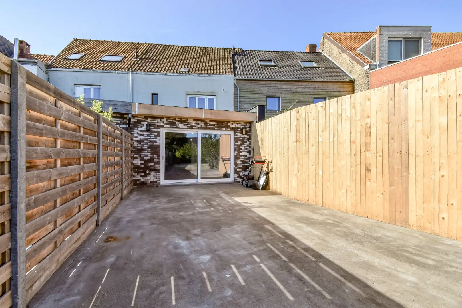 Instapklare gerenoveerde rijwoning in het centrum van Gistel foto 2