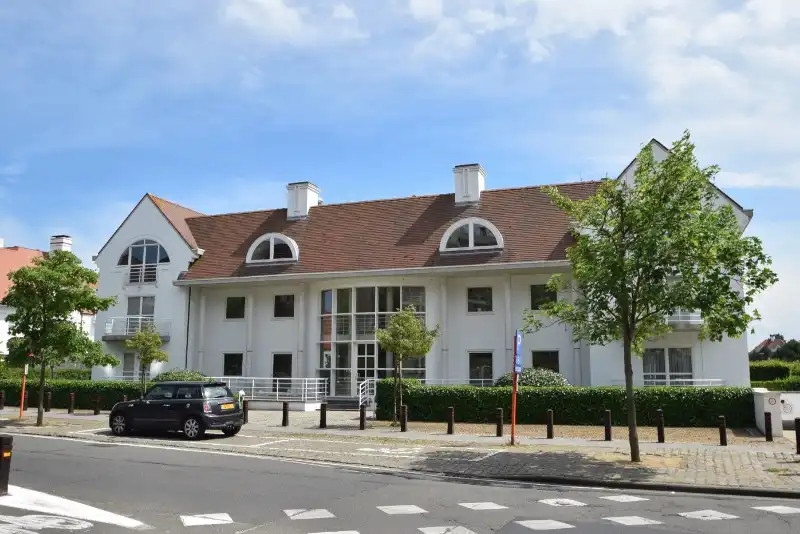 Goed gelegen gesloten garagebox in een villa residentie in de Kustlaan in het Zoute. foto 3