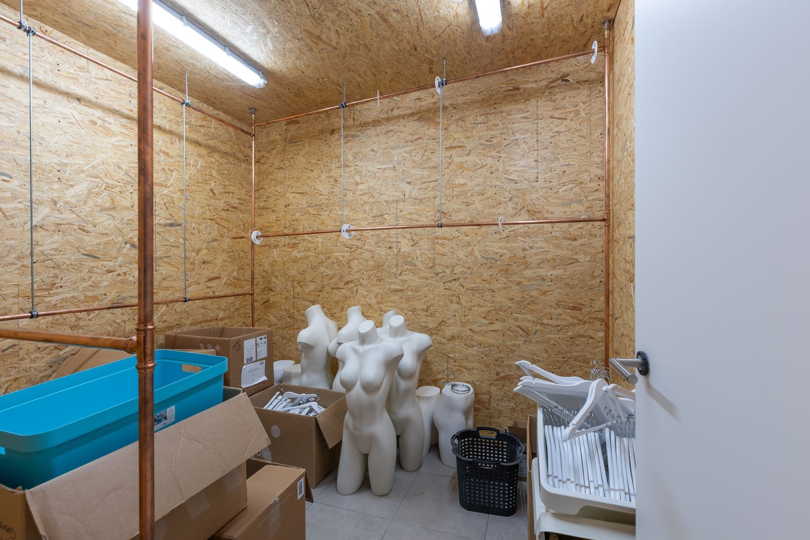 Grote eigendom met winkel, 2 appartement én prachtige loods foto 19