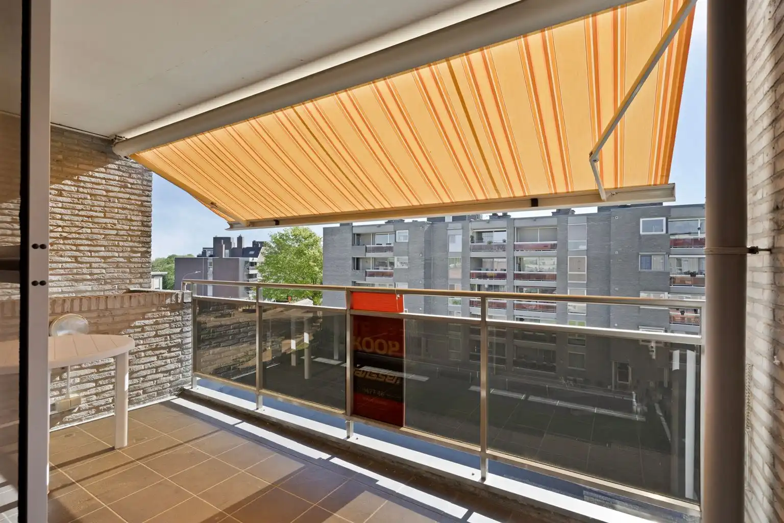Zeer ruim 2 (+1)-slaapkamer appartement met overdekt terras, ondergrondse garagebox en aparte berging gelegen op wandelafstand van het centrum van Maaseik.  foto 7