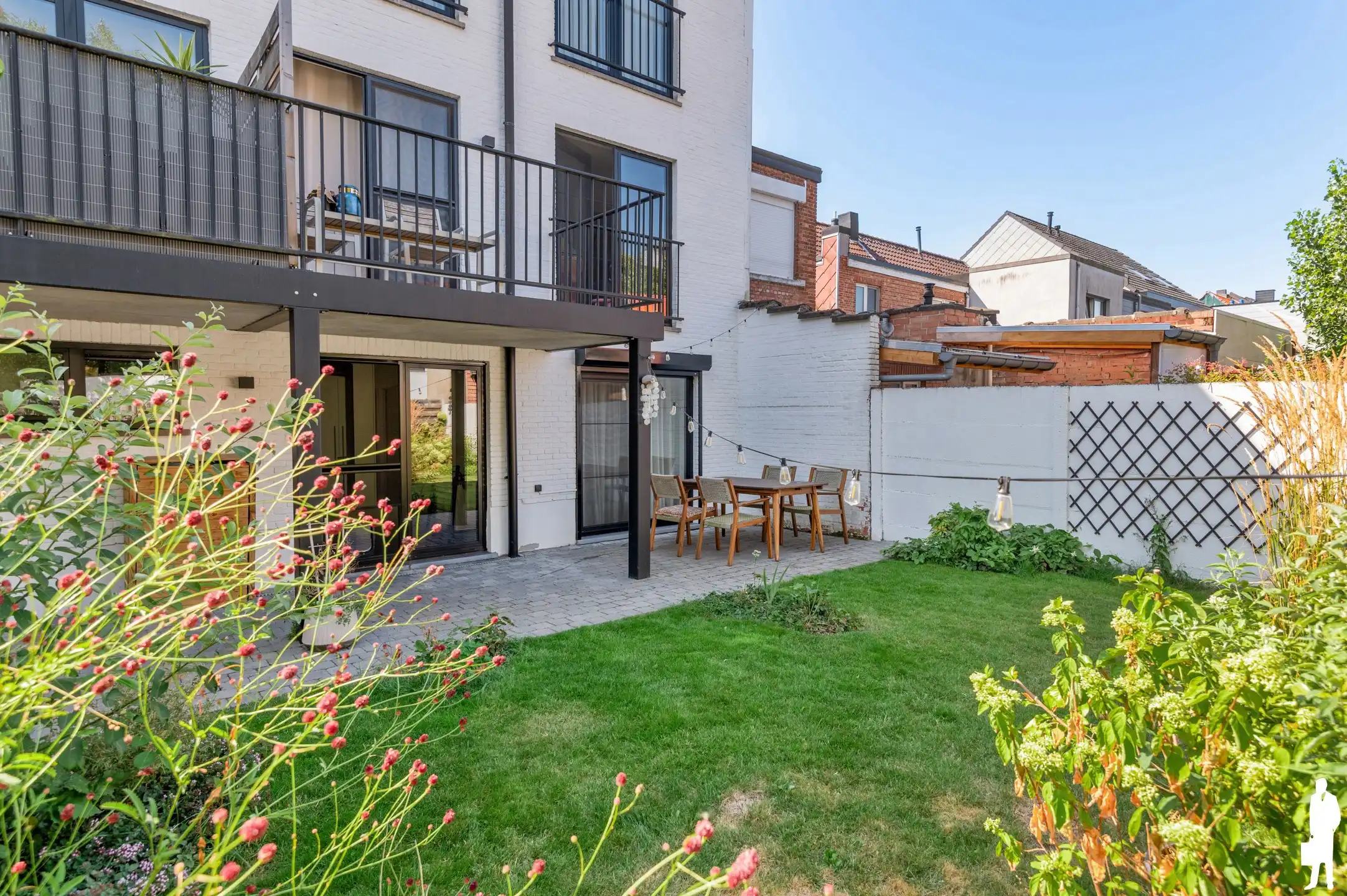 Gerenoveerd appartement met 2 slpks, tuin en autostaanplaats foto 22