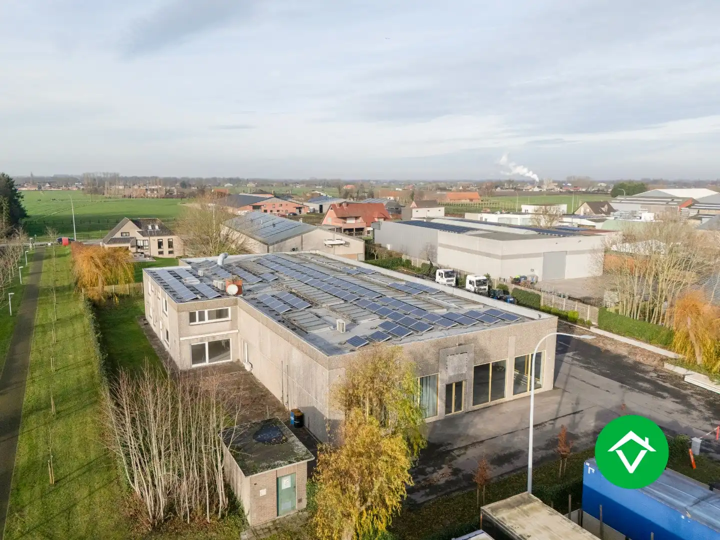 Bedrijfsgebouw met woonst te Ichtegem foto {{pictureIndex}}