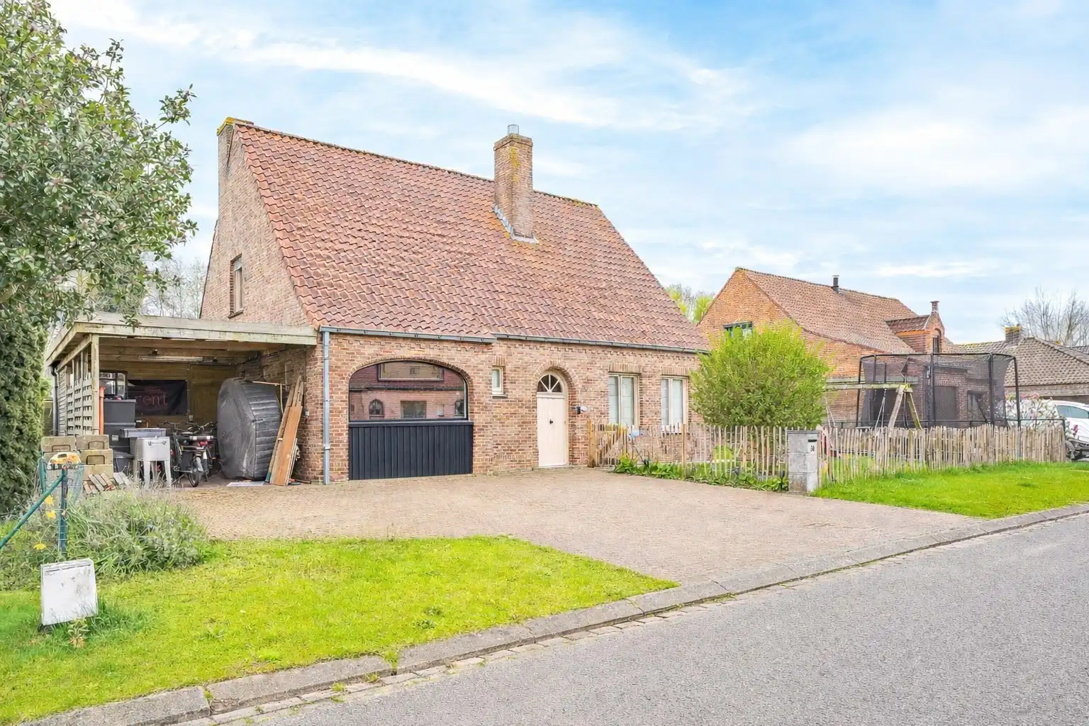 Gerenoveerde alleenstaande woning op 637m² te Veurne! foto {{pictureIndex}}