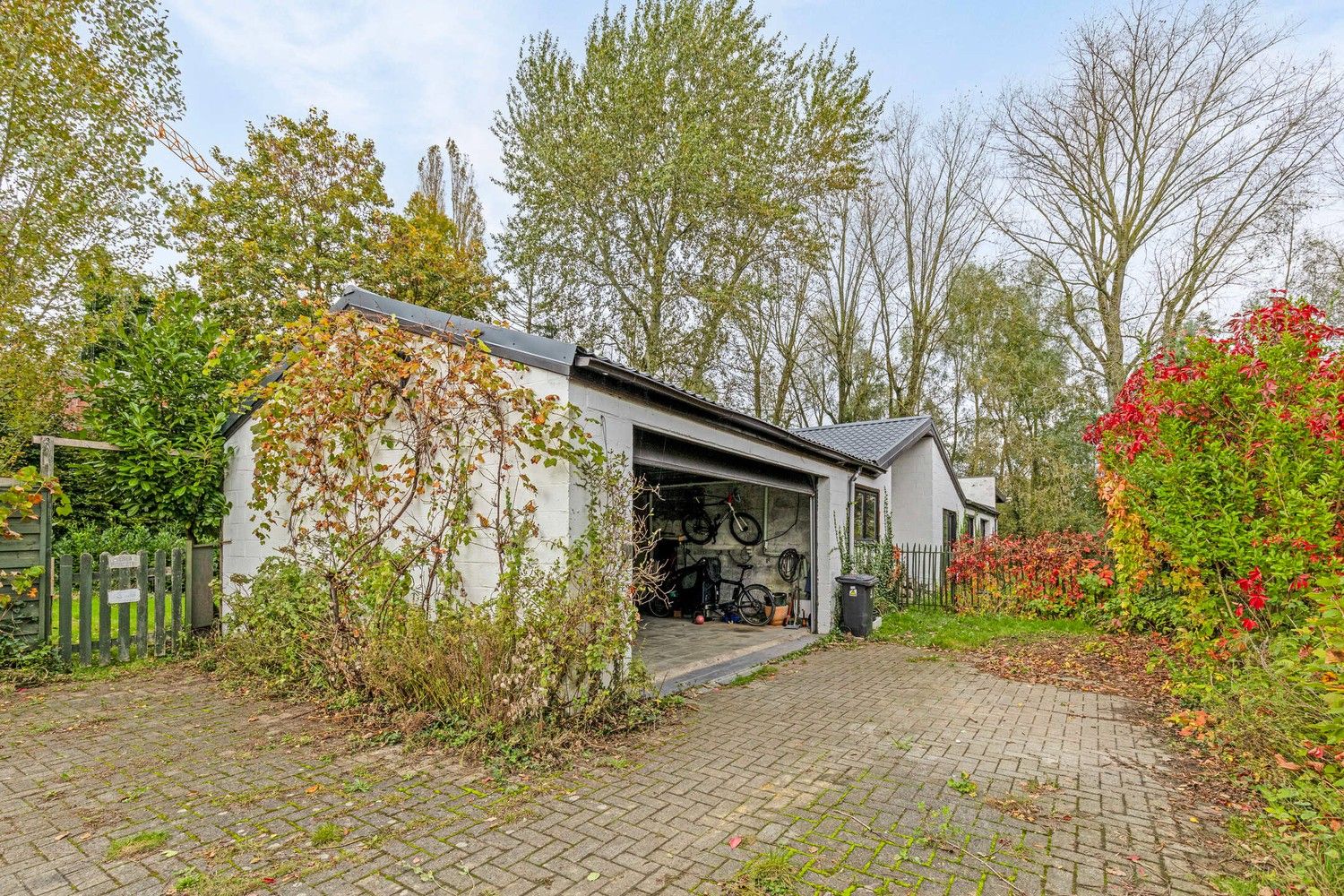 Hoofdfoto van de publicatie: Volledig te verbouwen/slopen woning met 3 slaapkamers, inpandige garage, tuin en garagebox op een perceel van 1.154m²
