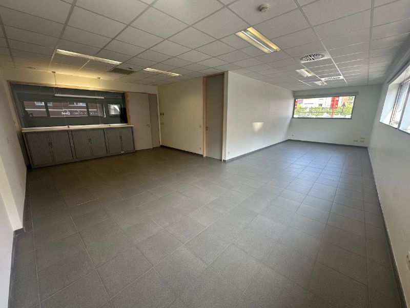 Instapklare kantoorruimte (ca. 55 m²) in het centrum van Knesselare! foto 2
