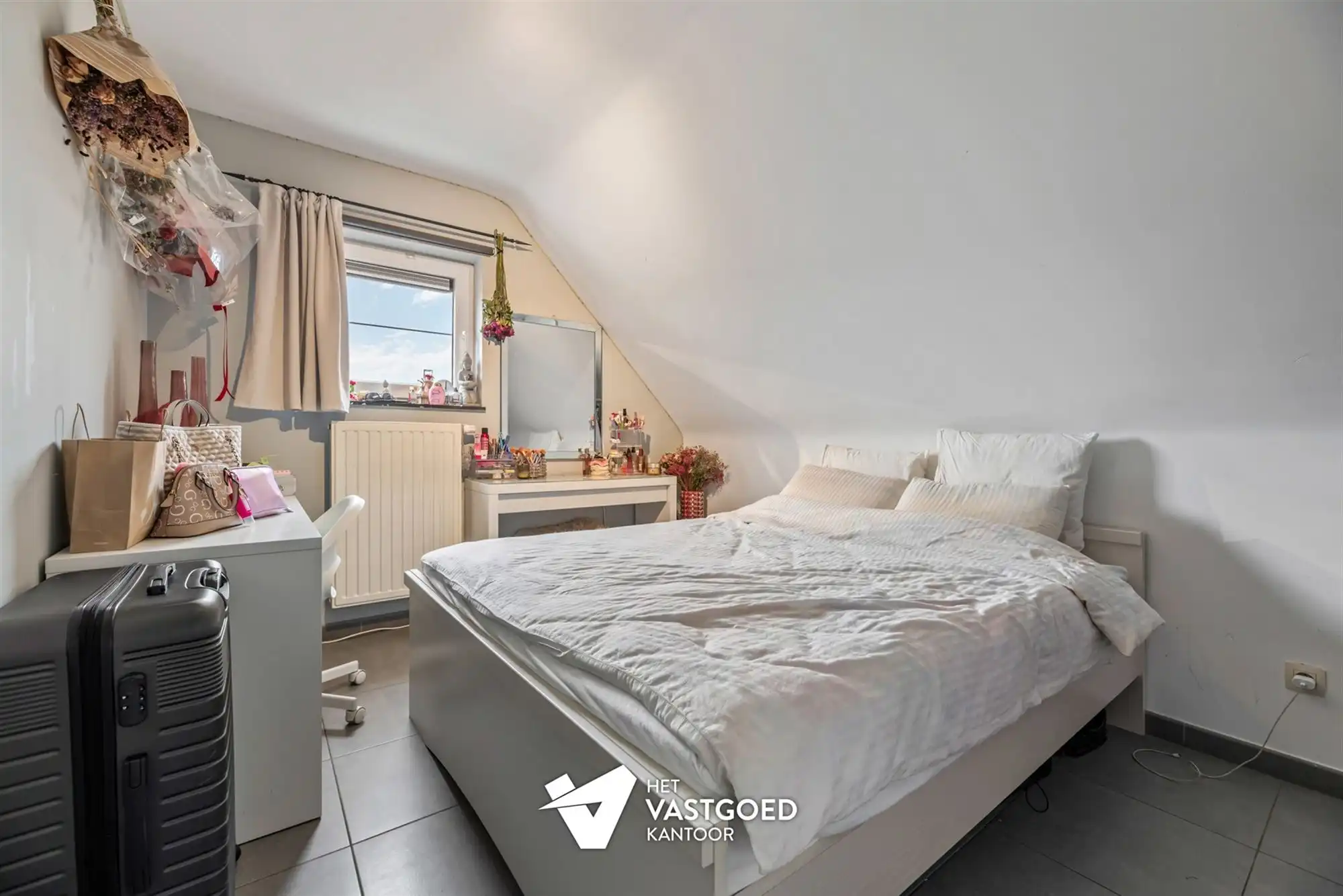 ZEER RUIM DUPLEX APPARTEMENT (149M²) MET 3 SLAAPKAMERS, TERRAS EN 2 AUTOSTAANPLAATSEN TE HAM foto 8