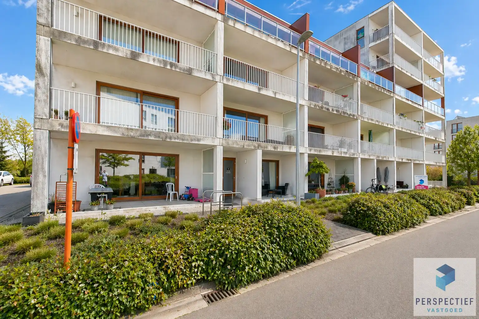 Mooi ruim appartement met tuin, ruim terras en 2 slaapkamers foto {{pictureIndex}}