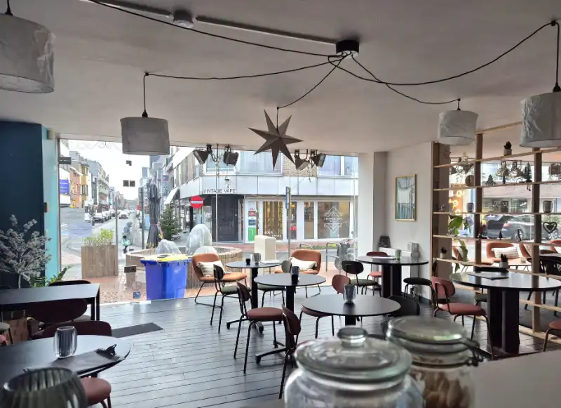 Roeselare-stadskern. Uitstekend zichtbaar gelegen gelijkvloers handelspand met extra 2 verdiepingen potentieel. Bestaande huuropbrengsten. Potentieel polyvalent pand ! foto 4