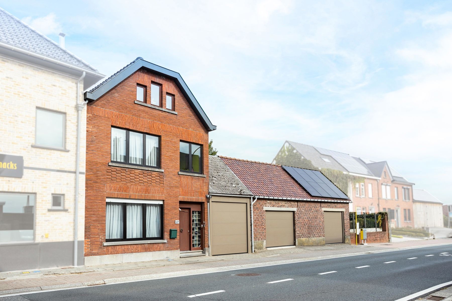 Hoofdfoto van de publicatie: Woning met 3 garages en mogelijkheid tot verkaveling