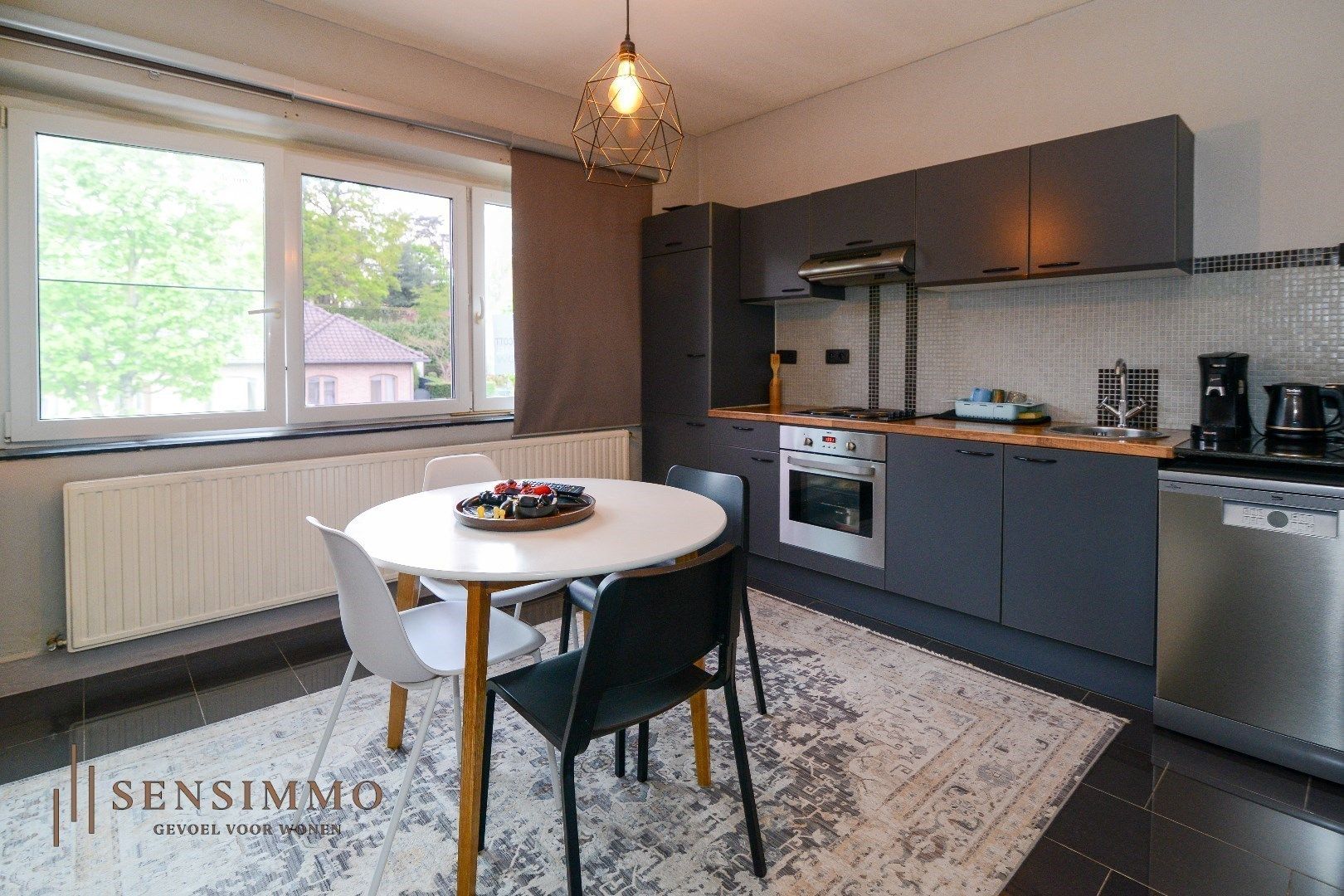Instapklare duplex met 3 slpk + terras + parking in de levendige Vennestraat! foto 8