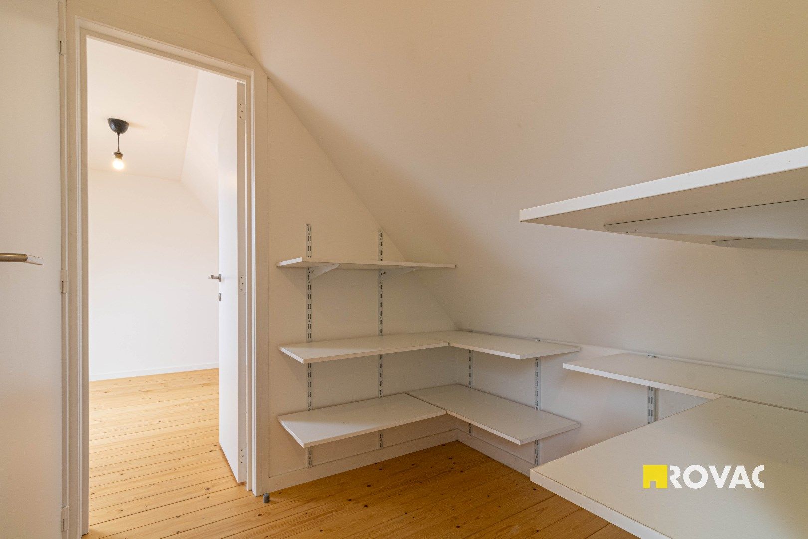 Gerenoveerde hoekwoning met 2 slaapkamers, tuin en uitweg.  foto 16