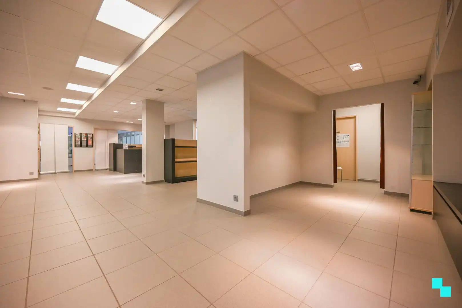 Deels ingerichte handelsruimte op toplocatie te Sint-Andries foto 7