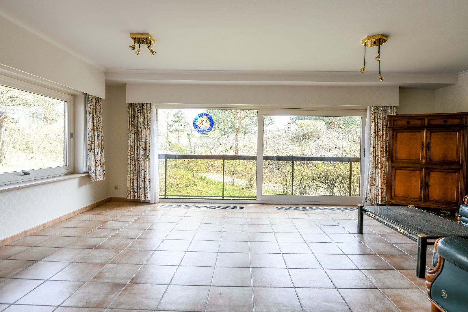 Prachtig gelegen appartement met zuidelijke oriëntatie, te midden van een groene omgeving, grenzend aan het Yzerpark, nabij de Dumortierlaan en het strand. Inpa foto 4