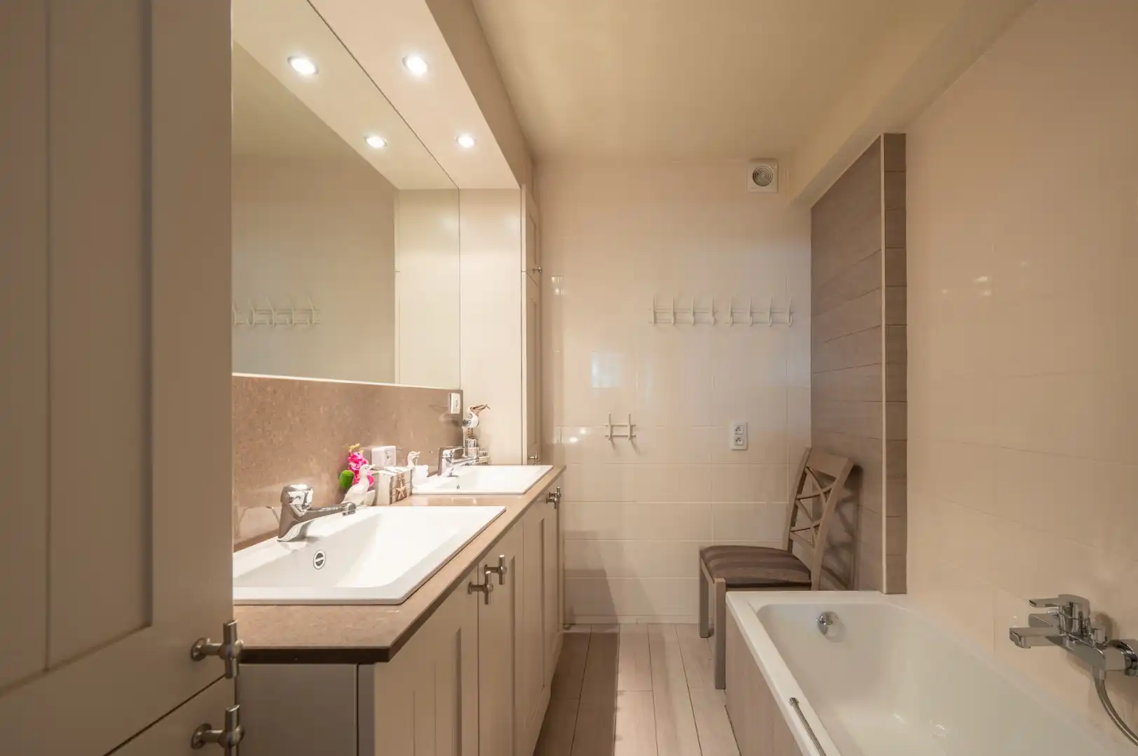Te koop: Leuk appartement met twee terrassen op toplocatie in de Lippenslaan foto 14