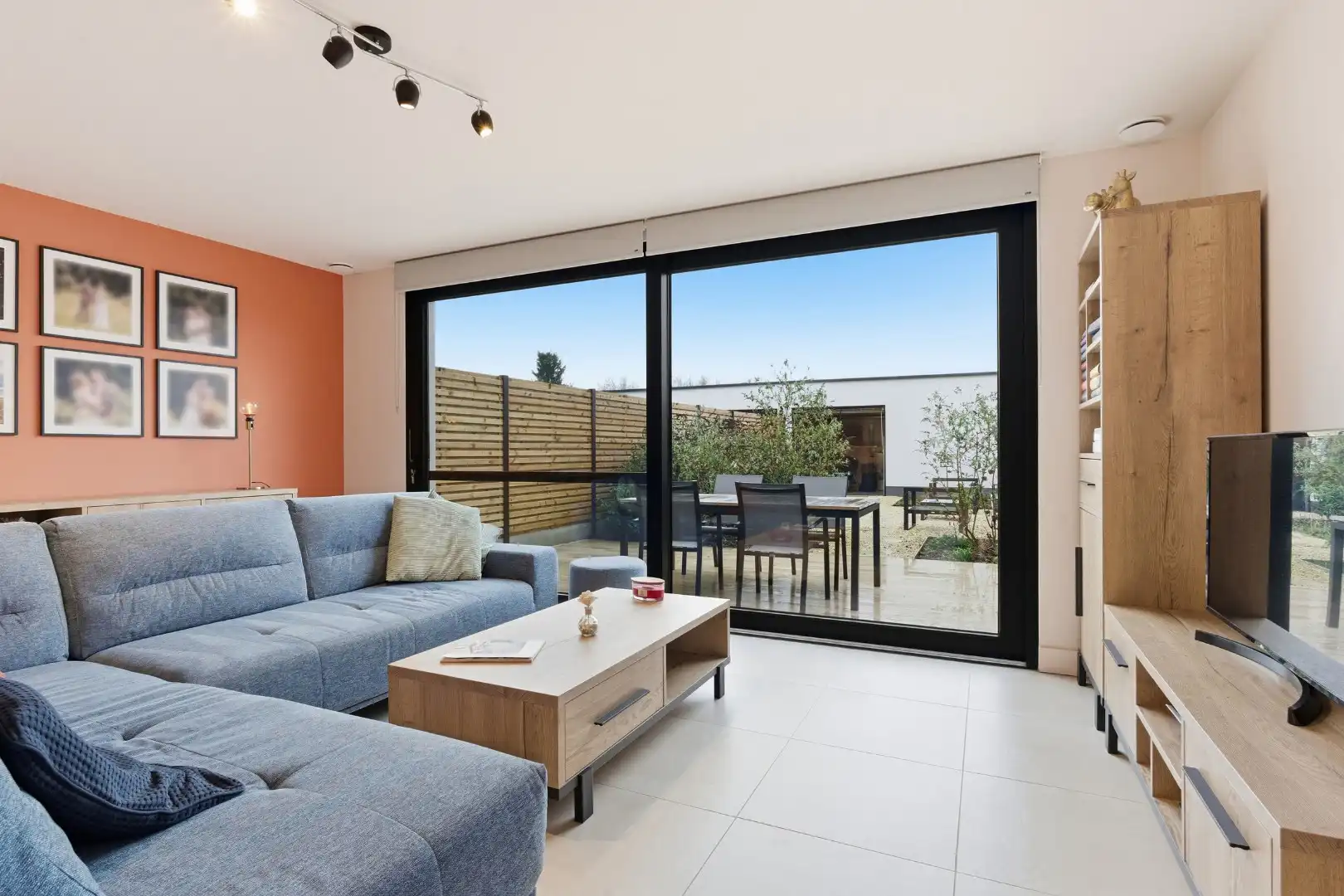 Woning met 4 kamers, 2 badkamers en 2 garages foto 2