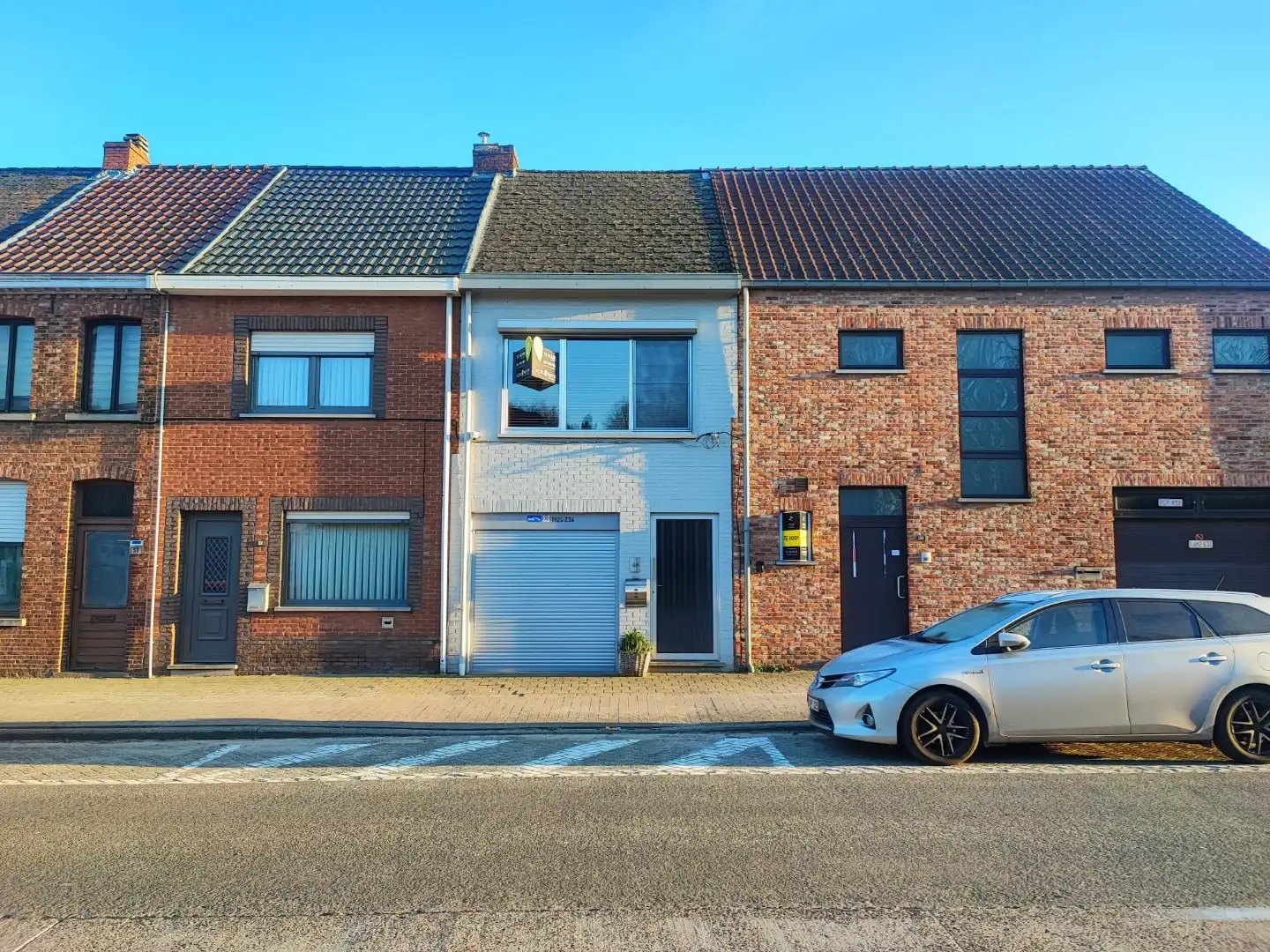 Rijwoning met 2 slpks op wandelafstand van het centrum van Meerhout met tuin en garage !  foto {{pictureIndex}}