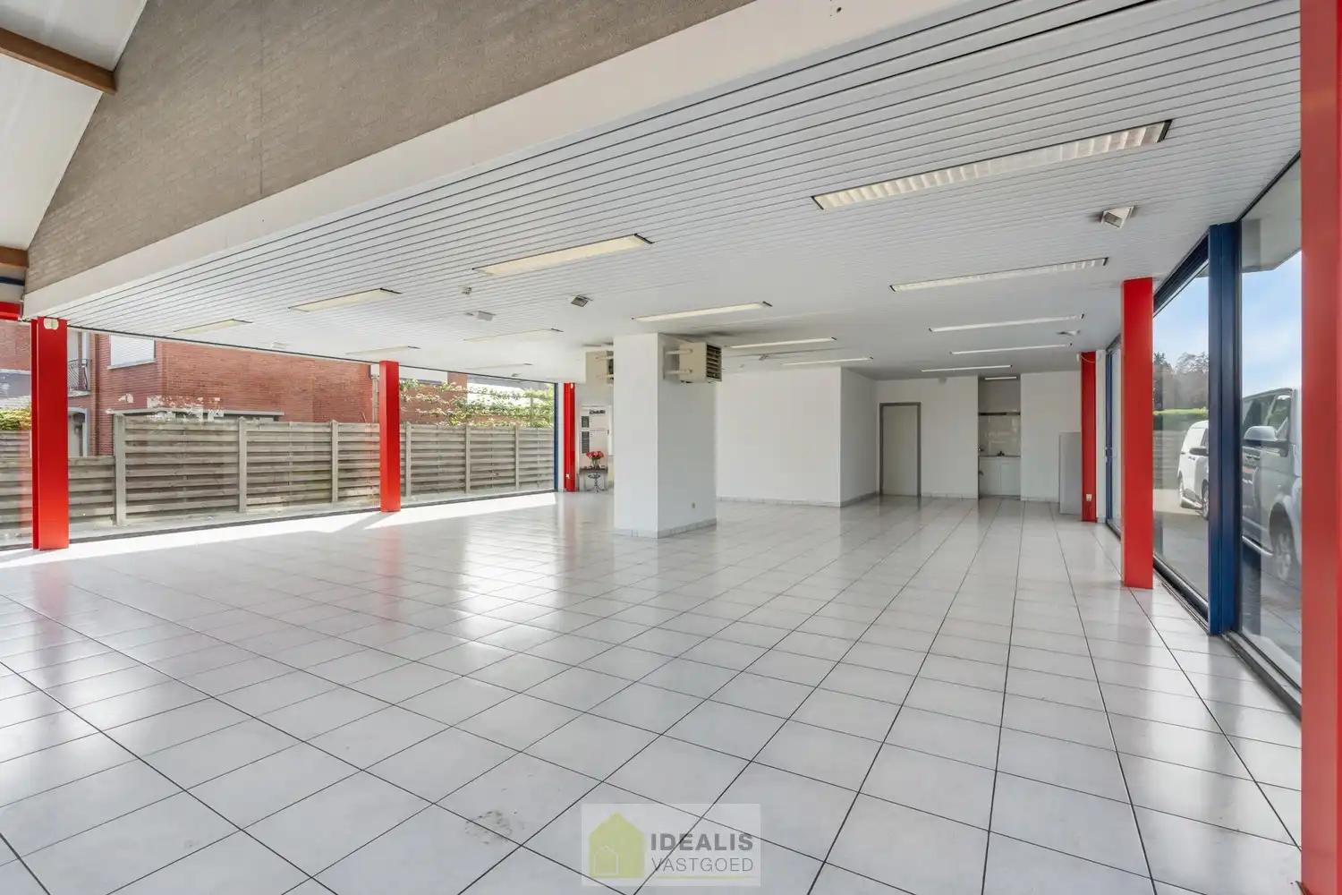 IDEALIS VASTGOED – Handelsruimte/showroom met 2 appartementen gelegen op een perceel van 6a 47ca op een commerciële zichtlocatie op het ‘Lindel’. foto 4