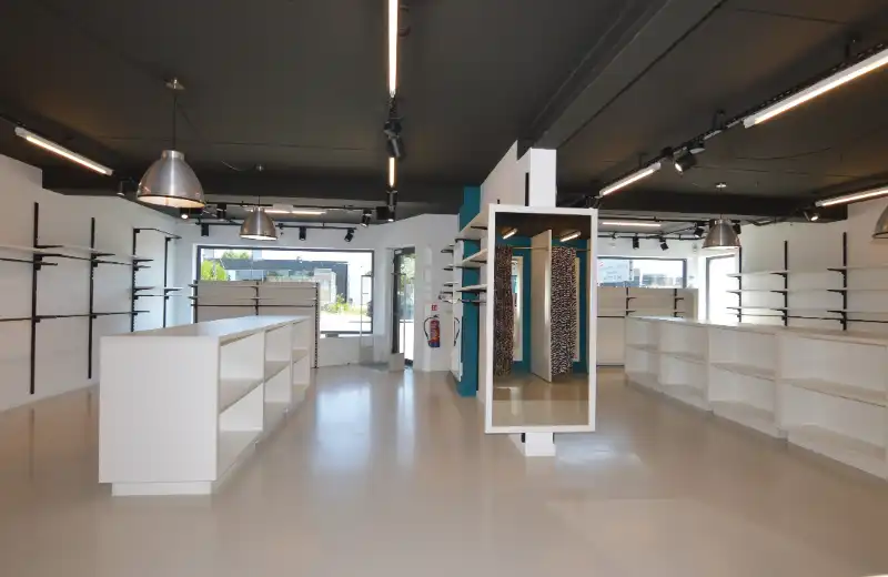 Commercieel pand op toplocatie met ruime parkeergelegenheid foto 9