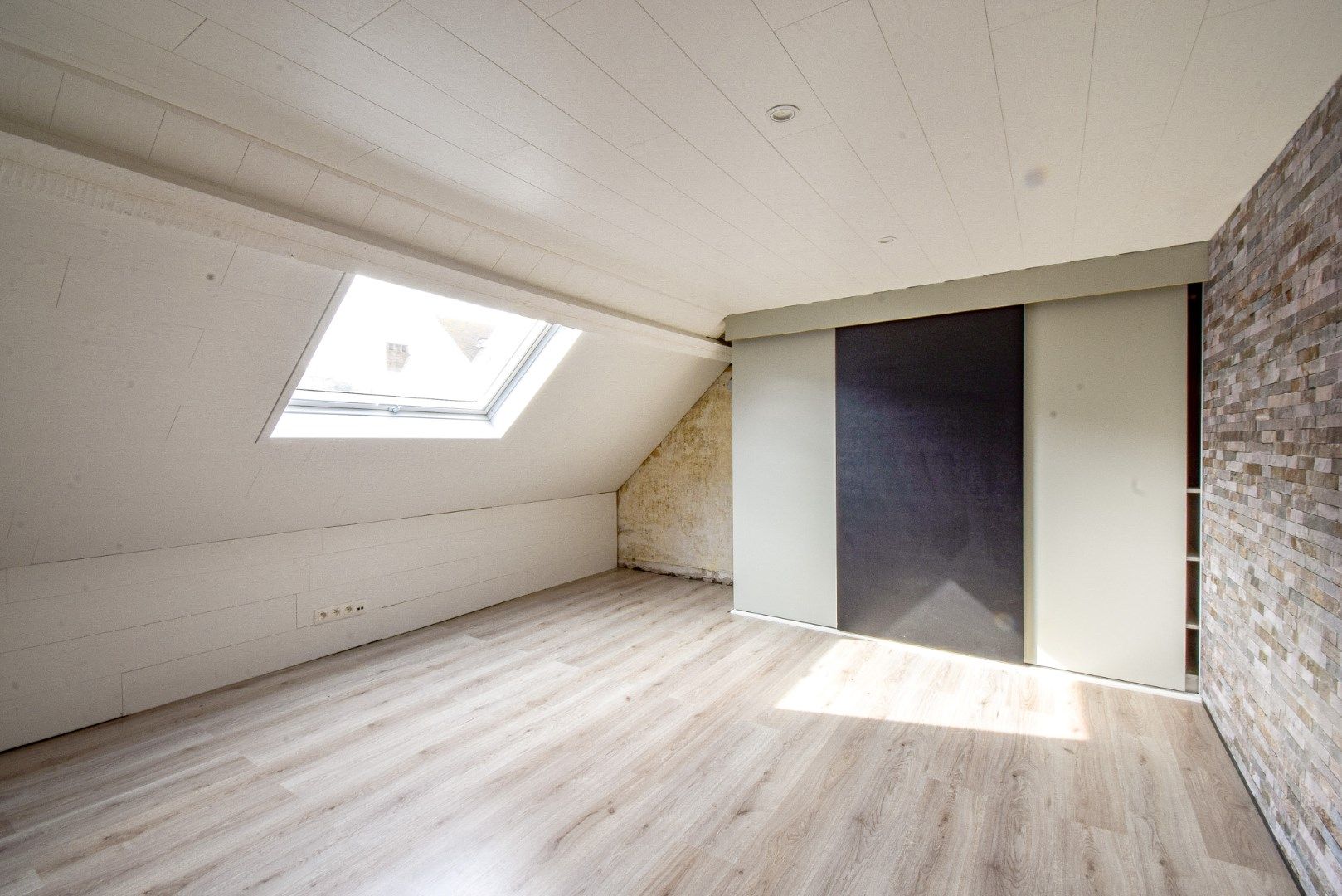 Ruime gezinswoning met 4 slaapkamers, tuin en garage – ideaal renovatieproject te Lombardsijde foto 3