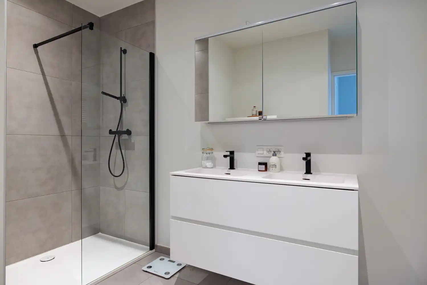 Recent en lichtrijk 2-slaapkamerappartement met garage foto 18